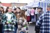 Młodzież rozdaje ulotki